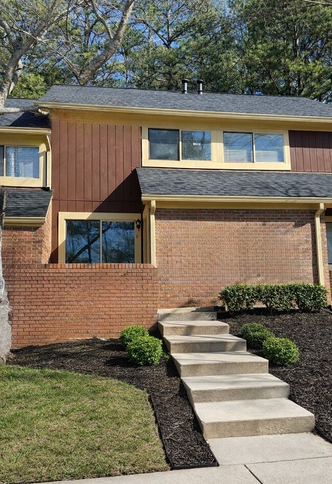 Building Photo - Renovated townhome in Great Alpharetta location