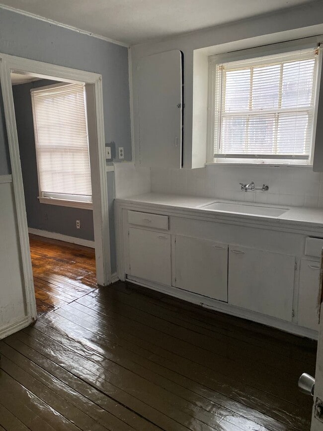 Photo - 2714 Dupont St