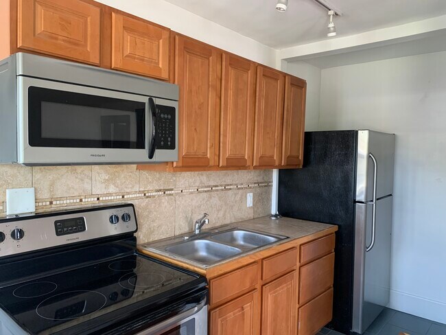 Photo - 931 Nassau St Unit 2