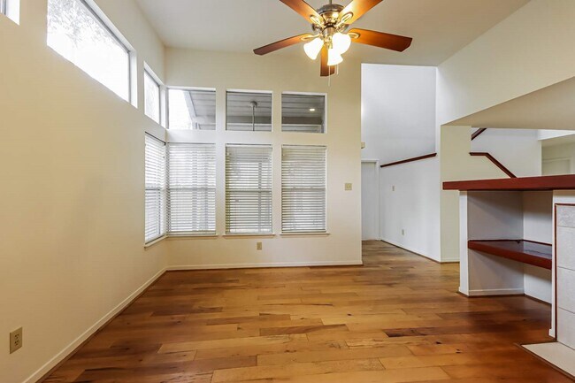 Photo - 10 Shallow Pond Pl