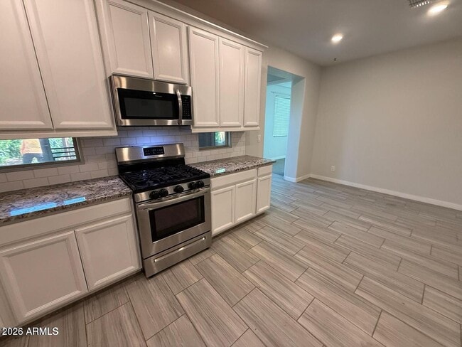 Photo - 327 W Tamarack Dr