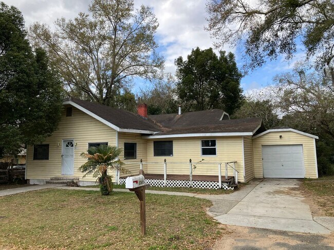 Photo - HUGE Dade City 3BR/1BA/1 Car Garage Home w/Tons of Living Area! NO APPLICATION FEE!