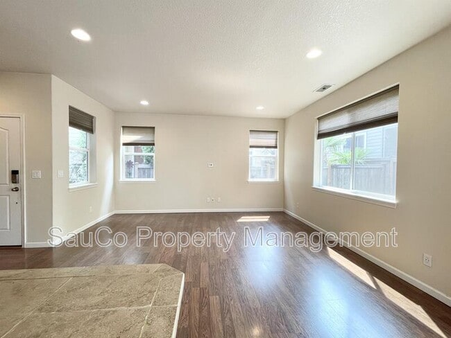 Photo - 321 NE 66th Ave
