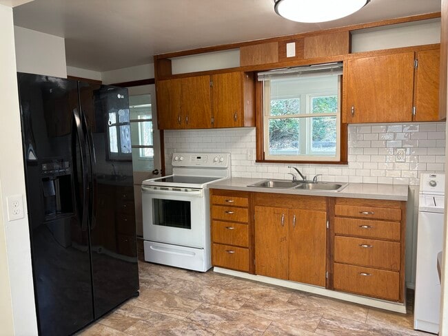 Photo - 610 NE Gray Ln