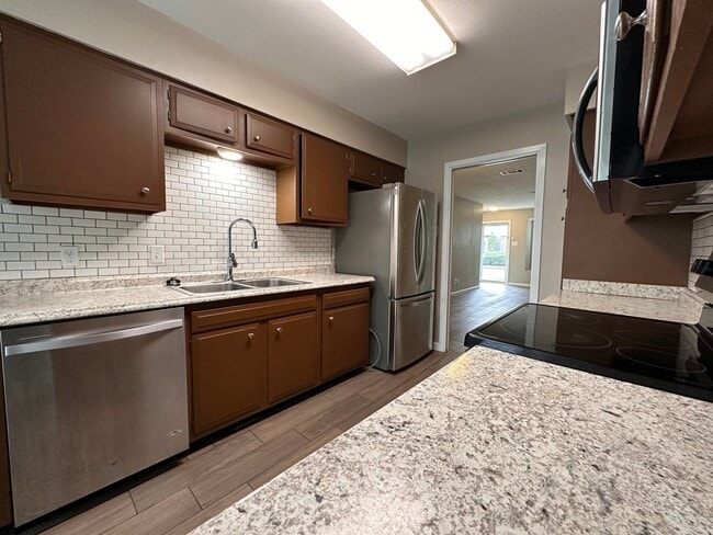 Photo - 424 Longmeadow Dr