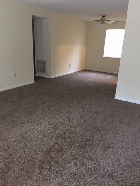 Sala de estar - Oaks Country Club Apartments