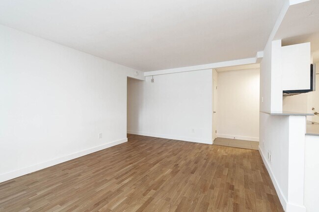 Photo - 551 Eglinton Ave E Unit 501