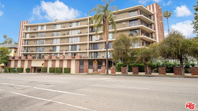 Building Photo - 2260 N Cahuenga Blvd Unit 106