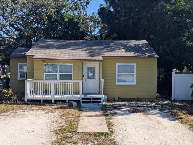 Building Photo - Cozy and stylish duplex in Bradenton, your home away from home! Pet friendly Unit 1701 13th St W  A