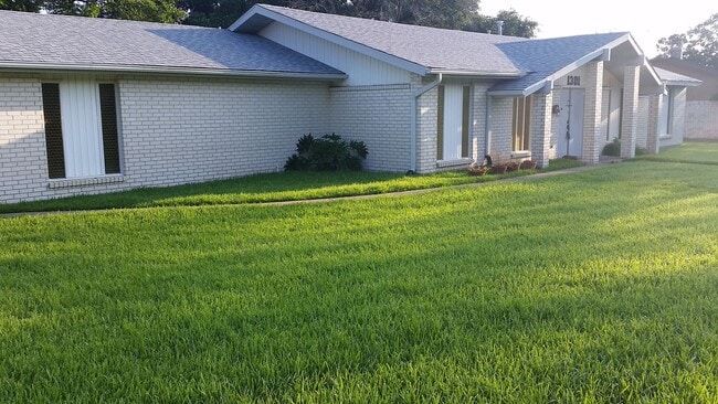 Photo - AUGUST PRE-LEASE! Spacious 4 Bedroom 2 Bathroom Home CLOSE TO CAMPUS