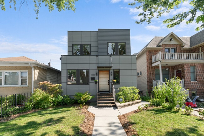 Building Photo - 5047 W Winnemac Ave