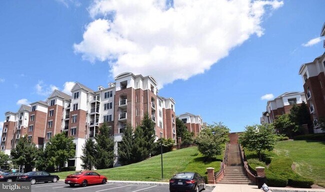 Building Photo - 300 W Elm St Unit 2213 Rental