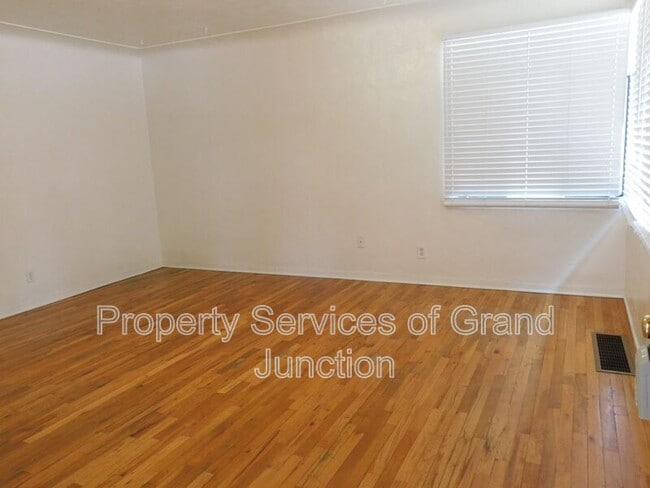 Photo - 742 Bunting Ave