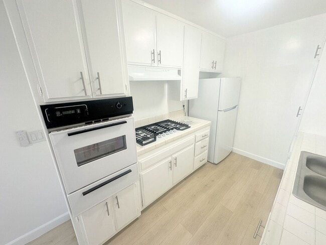 Photo - 3 PEAT - Huge, spacious, enormous - 2BD/2BA with parking. Chatsworth Adjacent! Unidad #3