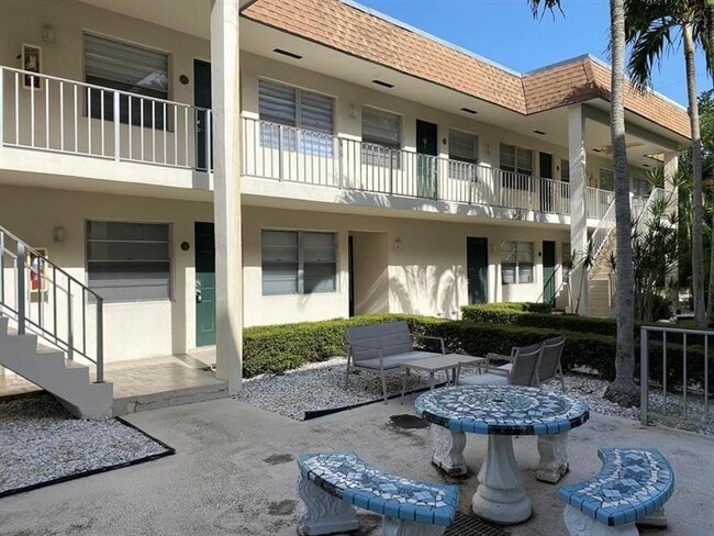 Building Photo - 340 NW 19th St Unit 207