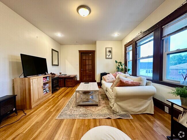 Building Photo - 112 Colborne Rd Unit 2 Rental