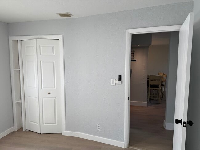 Building Photo - 2621 NE 8th Ave Rental