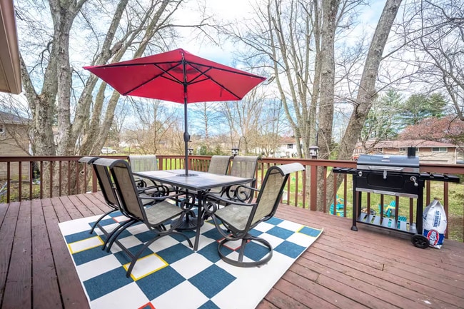 Photo - 615 N Staats Dr