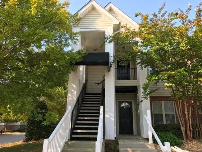 Building Photo - 2400 Huntscroft Ln Unit 201