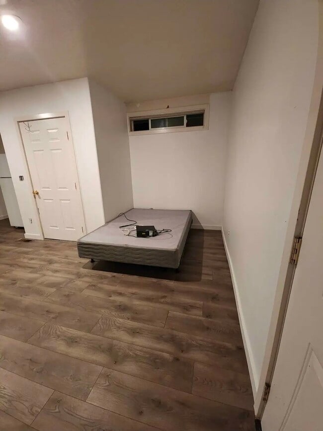 Fits queen or double bed - 2290 Douglas Rd Unit BchelorSuite