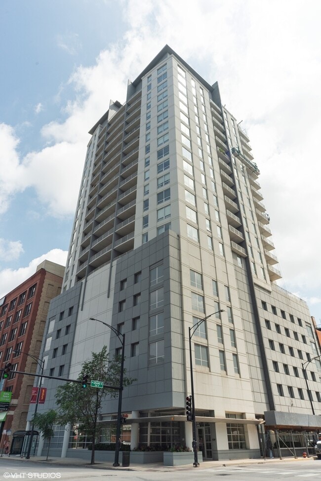 Building Photo - 330 W Grand Ave Unit 1004