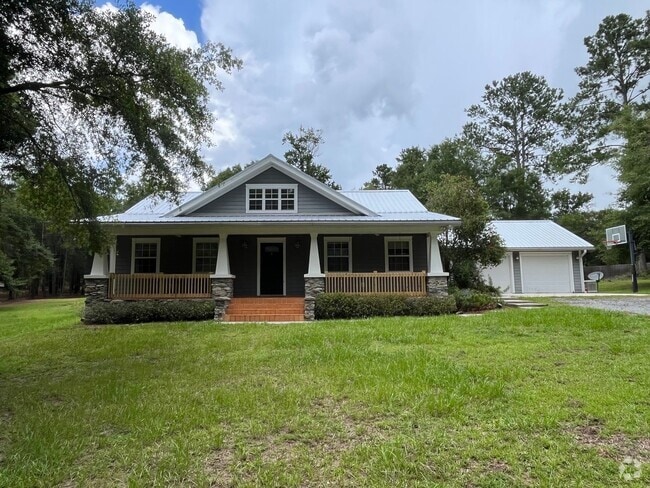 Building Photo - 3 Bedroom, 2 Bath home w/2 Car Garage on 5...