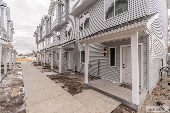 Building Photo - 676 E Court St Unit 204