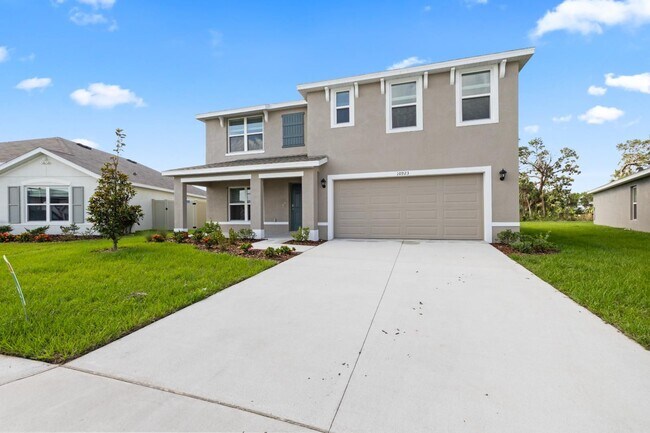 Photo - Spacious 5 Bedroom - Fenced In Yard!