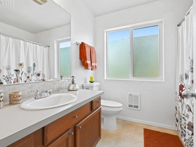 Photo - 2 bedroom 1.5 bath Condo! Washer and Dryer in unit!!