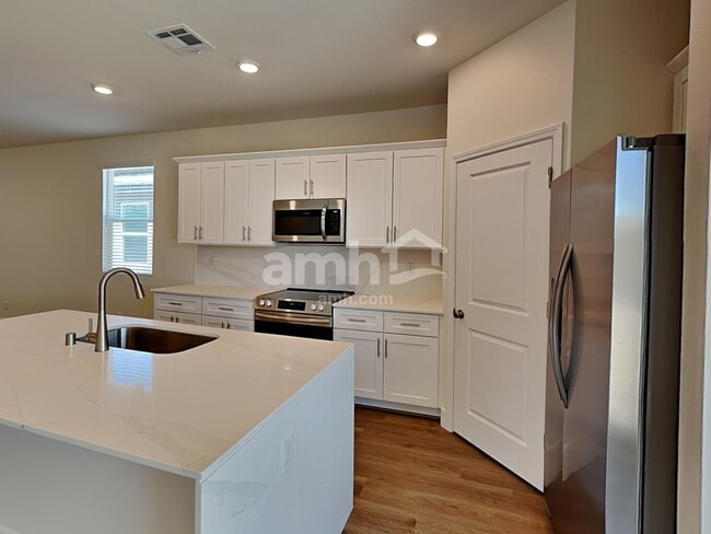 Photo - 842 English Primrose St