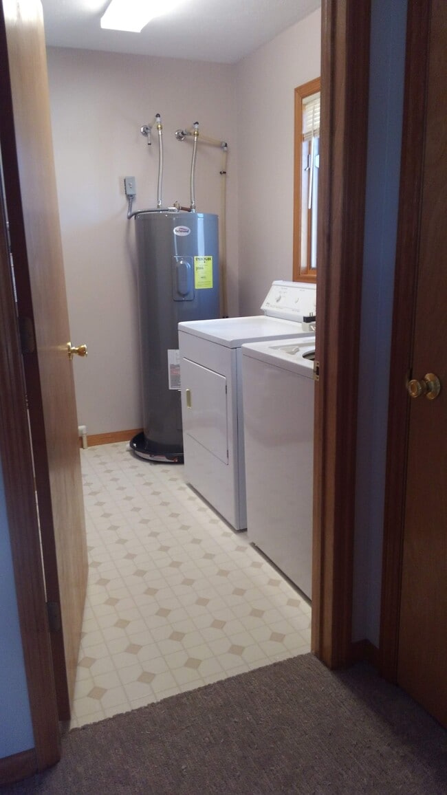 Building Photo - 601 Thomas Dr Unit 605