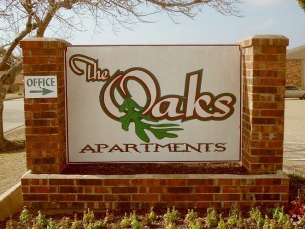 Building Photo - The Oaks Apartments