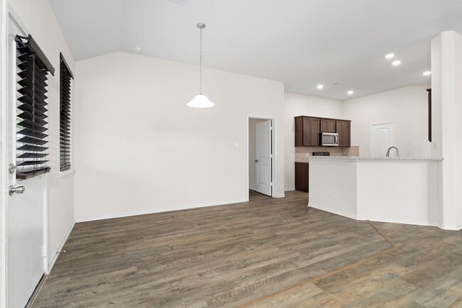 Photo - 24585 Meath St