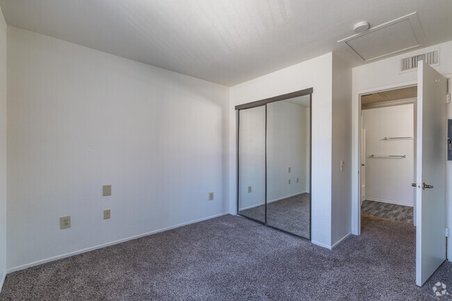 2 BR, 1 BA - 877SF