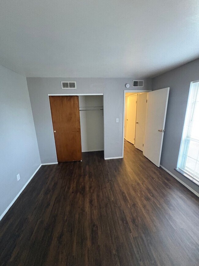 919 W Crestwood Dr