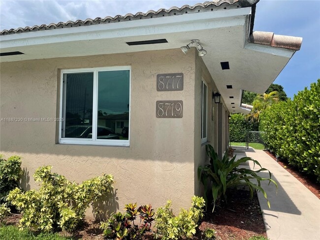 Photo - 8719 SW 38th St Unidad REAR