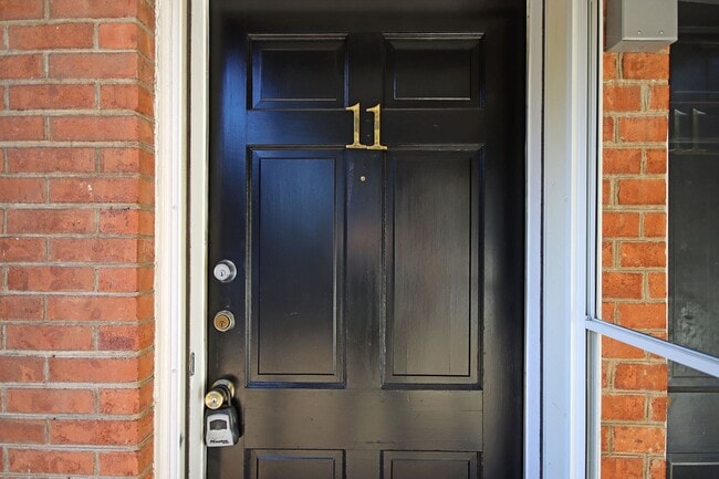 Photo - Student-Friendly Ground-Level Apartment Ne... Unit Ivy Rd 2114 #11