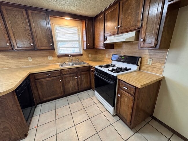 Photo - 2 bed, 1 bath, 1 car garage duplex with 2 car driveway for rent in southwest OKC near SW 89th and...