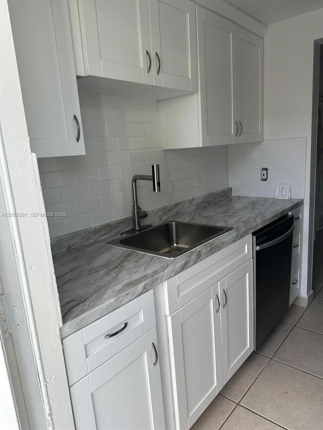 Photo - 360 Meridian Ave Unidad 4C