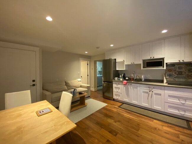 Photo - 437 18th Av W
