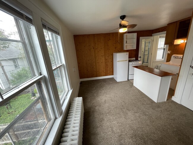 Building Photo - 1815 N Astor St Unit #A