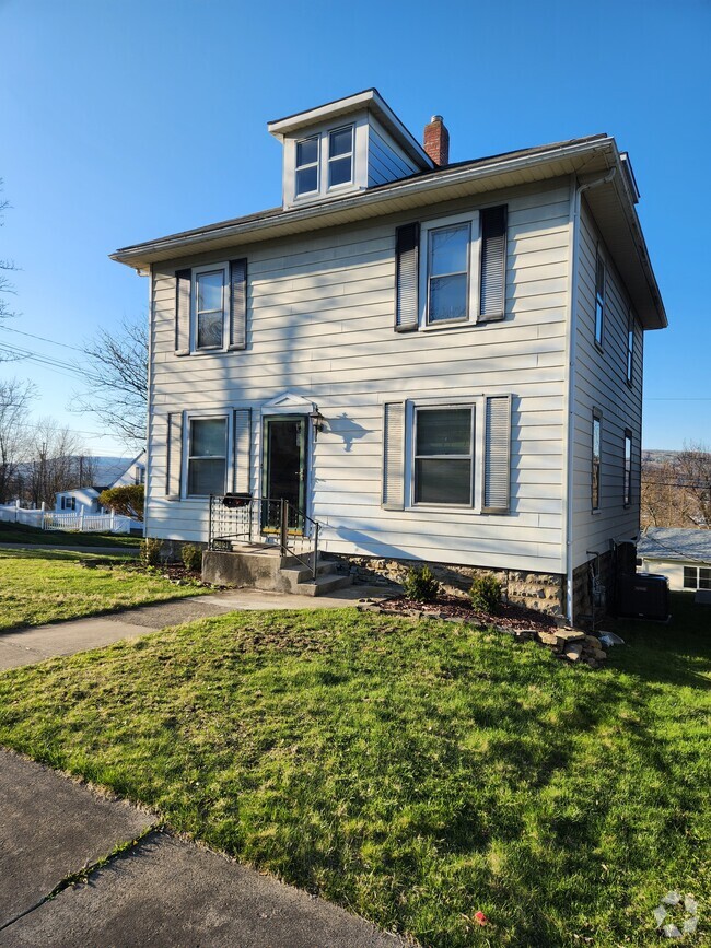 Building Photo - 249 W 2nd St Rental