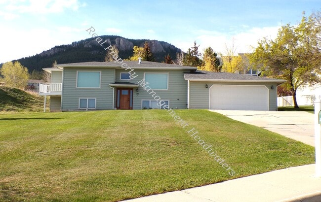 Building Photo - 5 Bedroom 2-1/2 Bath House for Rent