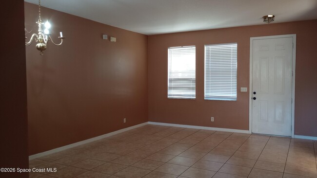 Photo - 561 Lambert St SW