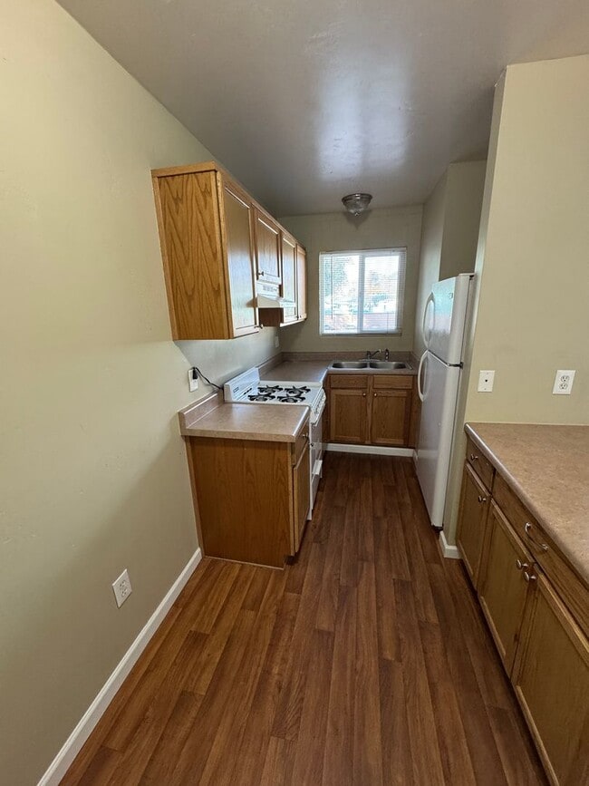 Photo - Modern Midtown Living: Sleek 1-BR with Wood Floors in Tucson’s Garden District Unidad Bellevue Manor-O