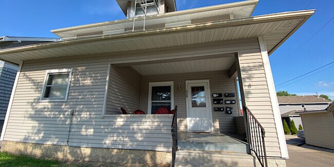 Photo - 420 N Dubuque St House