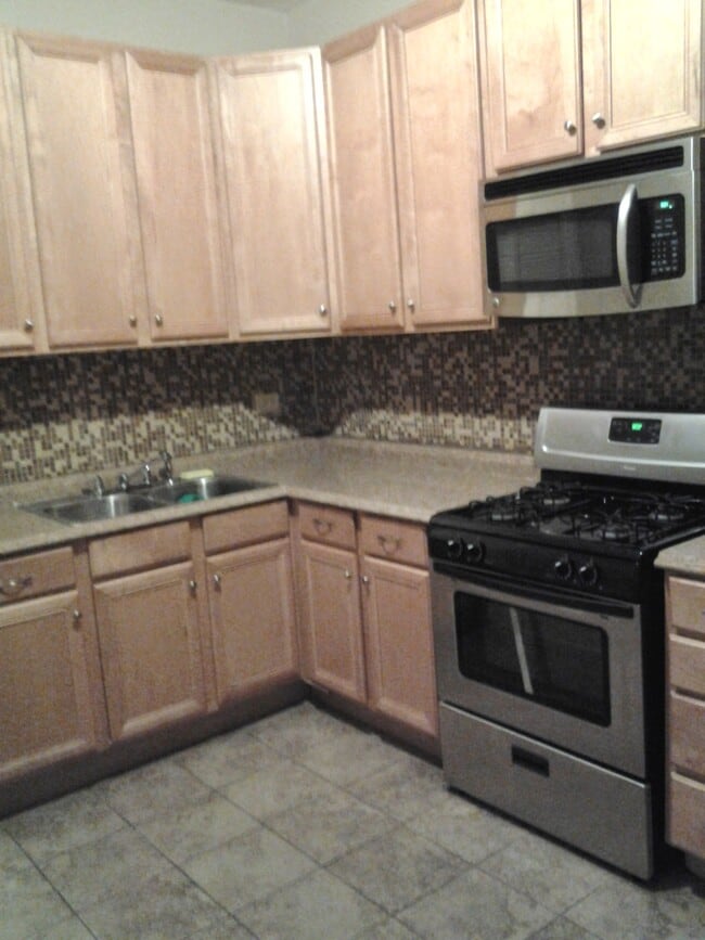 Kitchen - 6630 S Ingleside Ave Unit 1