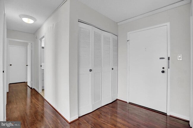 Building Photo - 4401 Roland Ave Unit 304 Rental