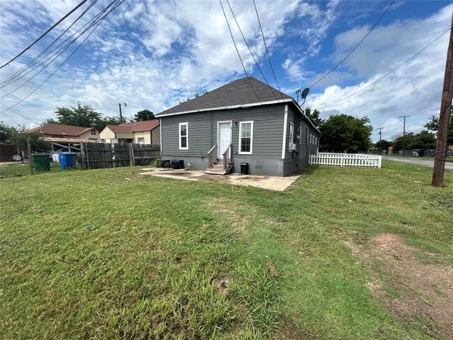 Photo - 400 Symes St