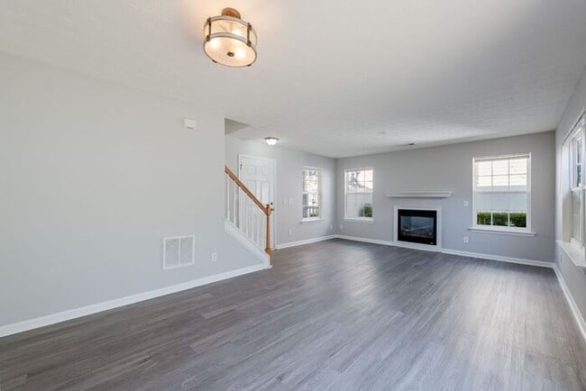 Photo - 641 W Oaks Dr